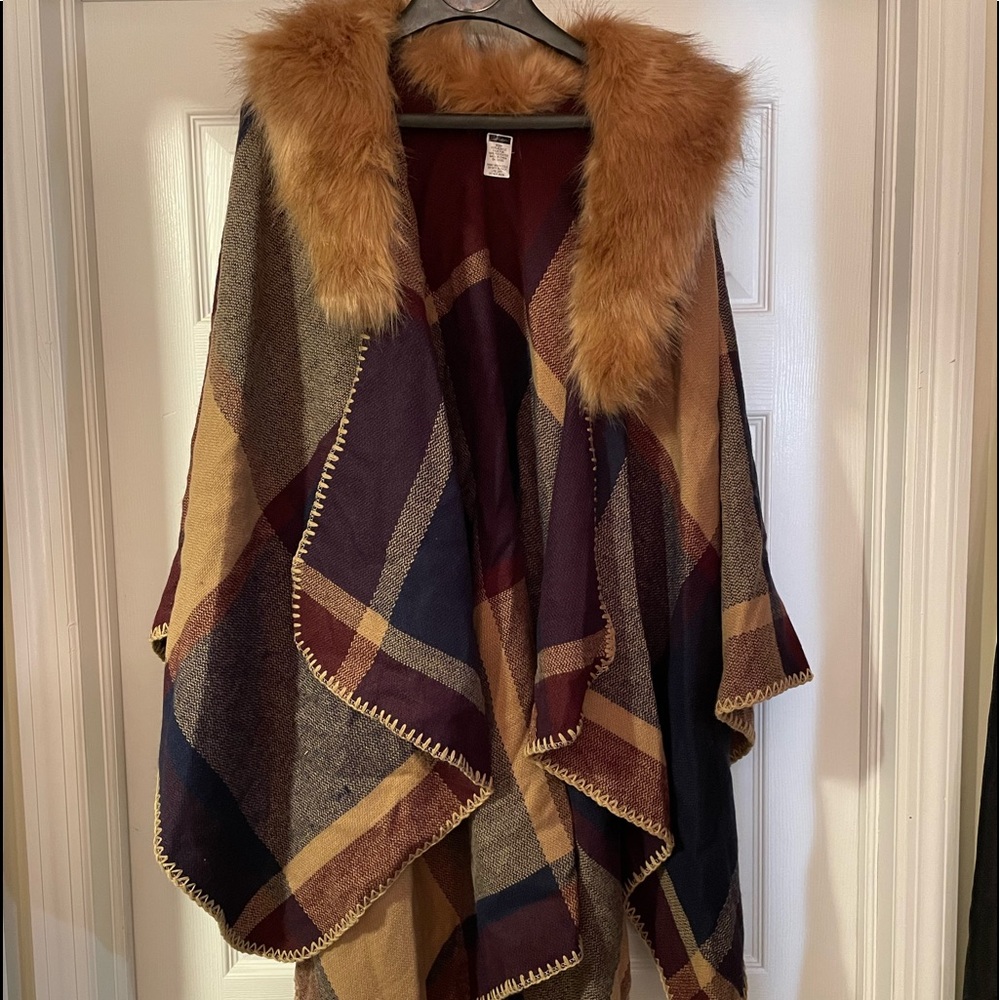 Cape with fur like collar